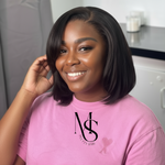 Déclinaison main touchant les cheveux