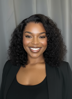 Femme satisfaite - Bob bouclé court