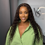 Femme satisfaite - Perruque ondulée verte