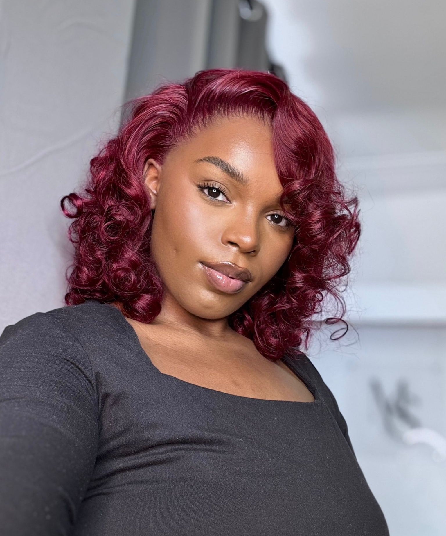 🍷 Perruque bouclée bordeaux - Couleur tendance et boucles parfaites chez Ms Pretty Hair Paris