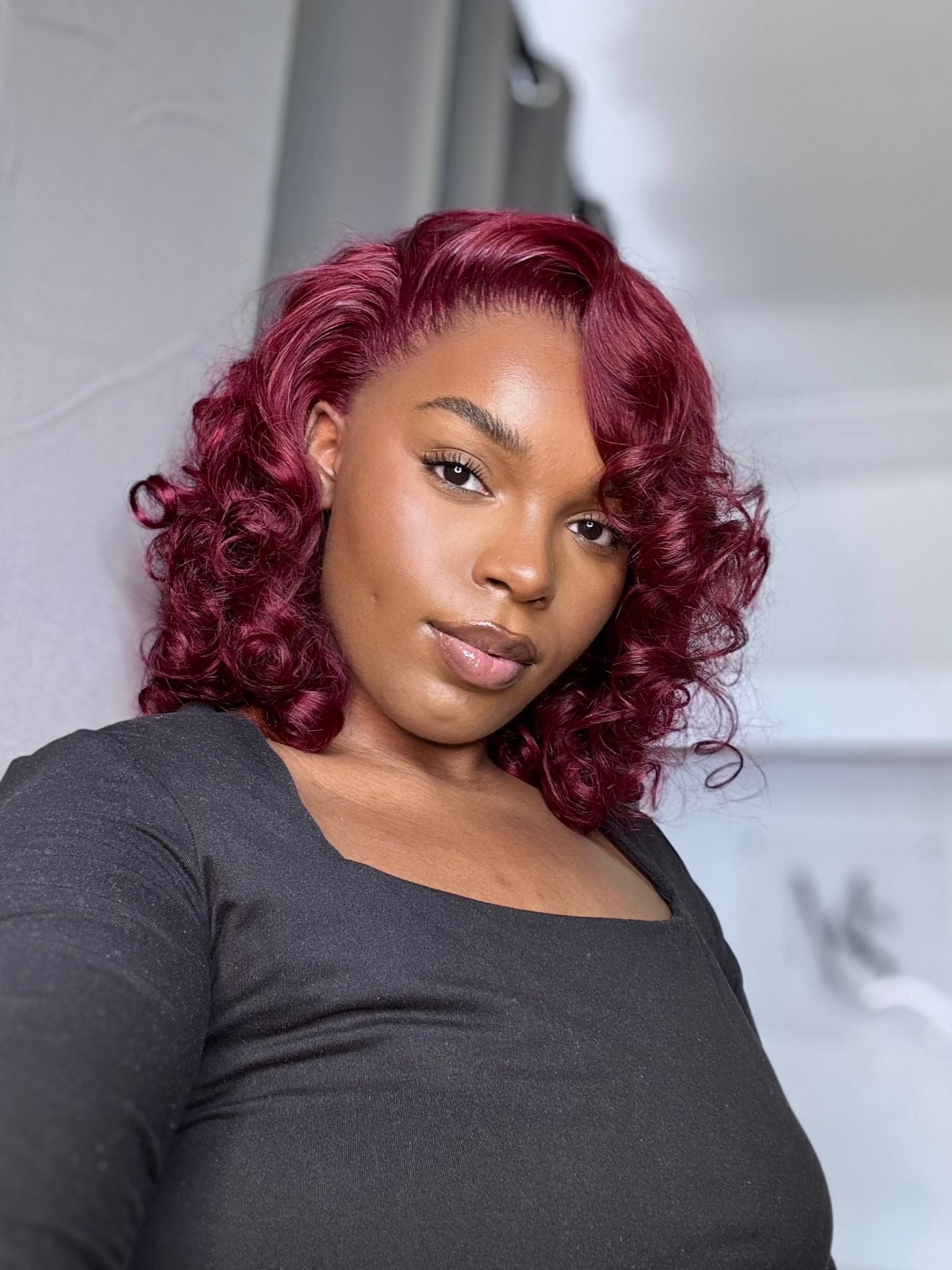🍷 Perruque bouclée bordeaux - Couleur tendance et boucles parfaites chez Ms Pretty Hair Paris