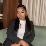 Pose avec mains croisées