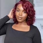 Pose satisfaite main touchant les boucles