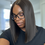 Sourire subtil - Bob lisse avec lunettes