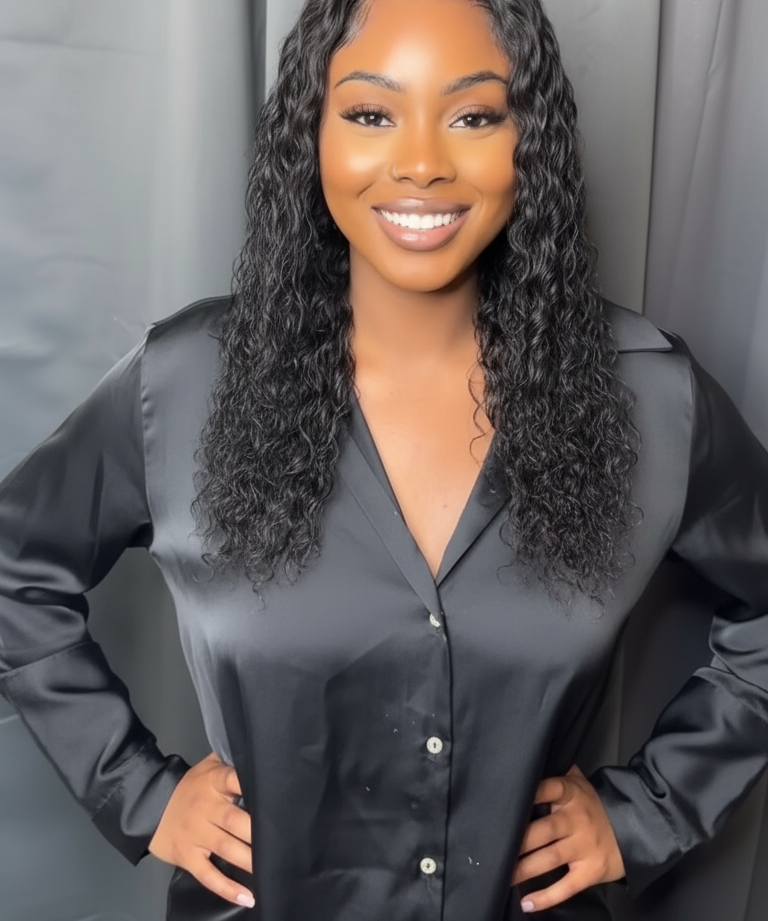 Version deux mains sur les hanches